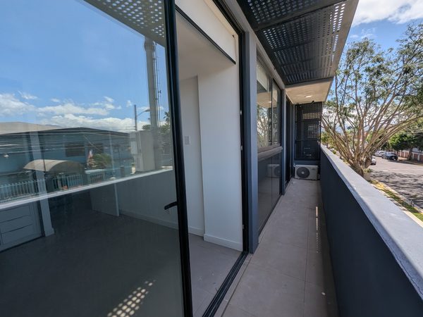 Esquina del balcón con espacio para sentarse.