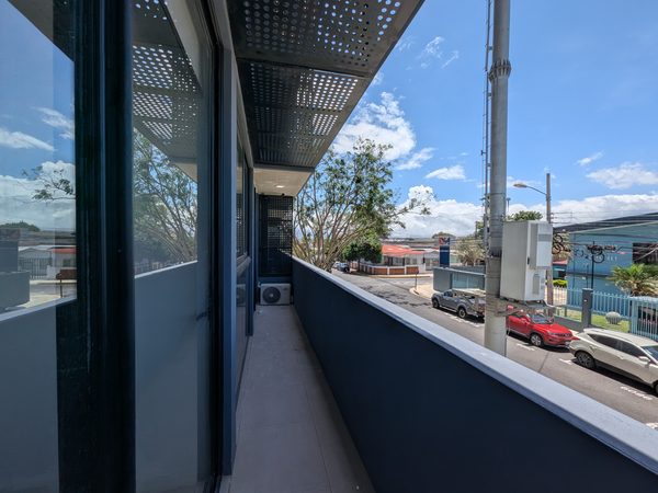 Perspectiva del balcón a lo largo del apartamento.