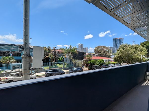 Balcón amplio con vista a la zona verde.