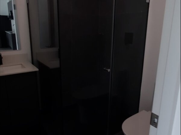 Acceso al baño del apartamento.