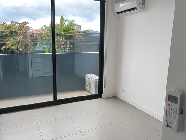Habitación con acceso directo al balcón.