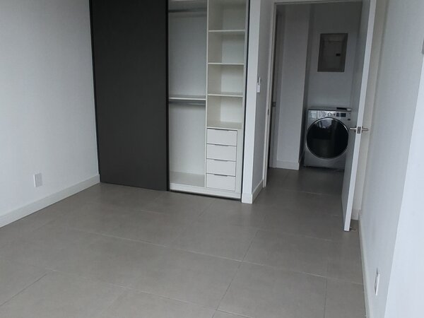 Clóset con espacio de almacenamiento.