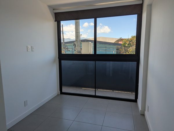 Habitación principal con ventana y aire acondicionado.