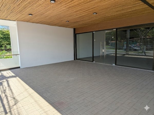 Terraza con vista al área verde y jardín del proyecto.